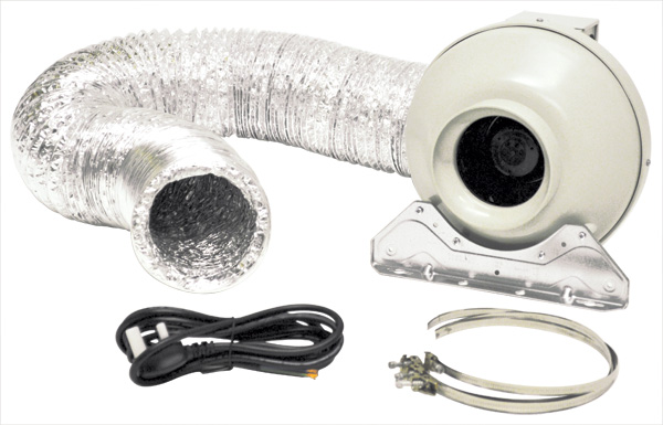 бял вентилатор с кабел и скоби и сребриста тръба