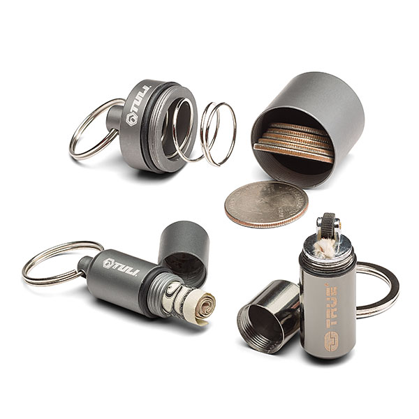 сиви метални ключодържатели пълни с монети и хартиени пари