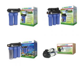 vier blaue Umkehrosmoseanlagen